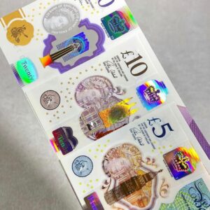 Heim 5 gefälschte Pfund Sterling-Banknoten